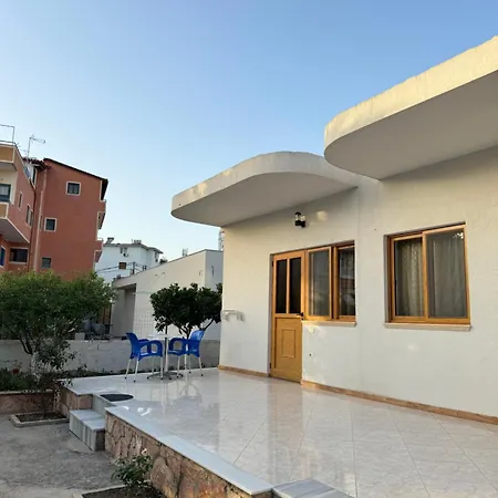 White House Ksamil بيت ضيافة ساراندا